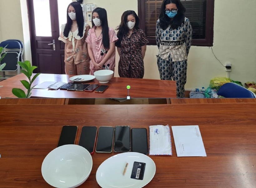 4 "kiều nữ" và tang vật. Ảnh: Người lao động