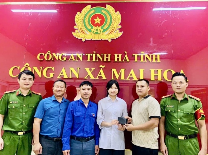 Nữ sinh lớp 12 nhặt được của rơi, trả lại người mất. Ảnh: Gia đình & Xã hội