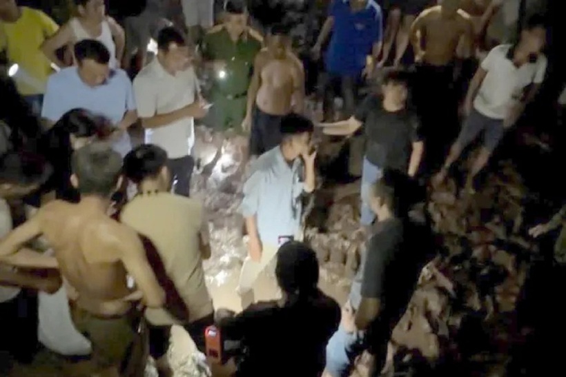 Người dân ra can ngăn và trình báo công an. Ảnh: Pháp luật TP.HCM