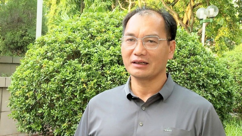 Anh Nguyễn Văn Nguyên, chủ trang trại gà tại xã Toàn Lưu. Ảnh: Nông nghiệp & Môi trường