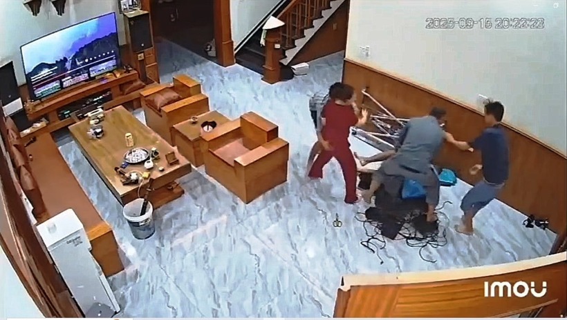 Nhóm người xông vào đạp ngã, rồi đấm đá liên tiếp vào người ông G. dù nạn nhân đã gục xuống nền nhà. Ảnh: Vietnamnet.