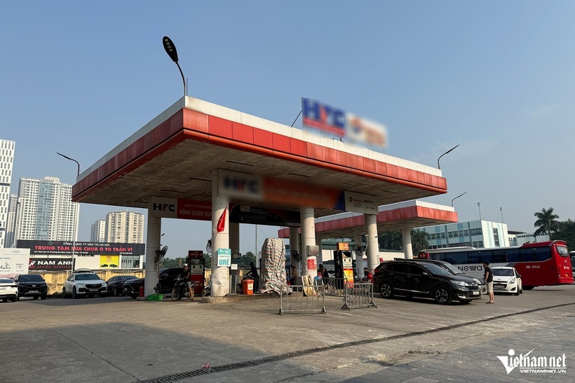Cây xăng hoạt động bình thường vào sáng ngày 21/9 trong khi trụ bơm bị tông trúng đã được bọc lại. Ảnh: VietNamNet