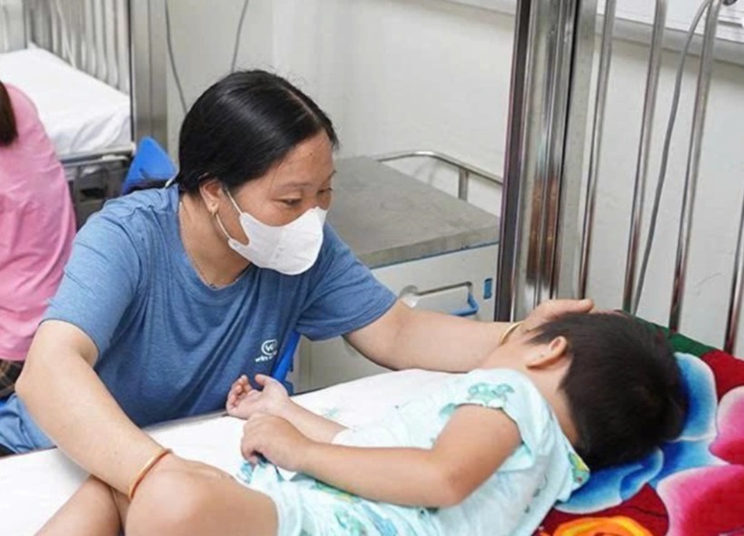 Trẻ được điều trị tại bệnh viện. Ảnh: Dân Trí.
