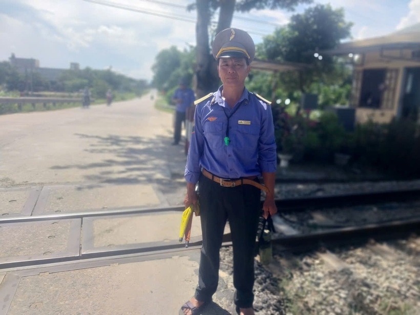 Nhân viên gác chắn Nguyễn Sơn Oánh cứu người đi xe máy khỏi đường ray trong gang tấc. Ảnh: Dân trí