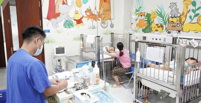 2 trẻ có tình trạng tổn thương gan, thận, rối loạn đông máu và tiêu cơ vân sau khi bị ong đốt. Ảnh: BVCC