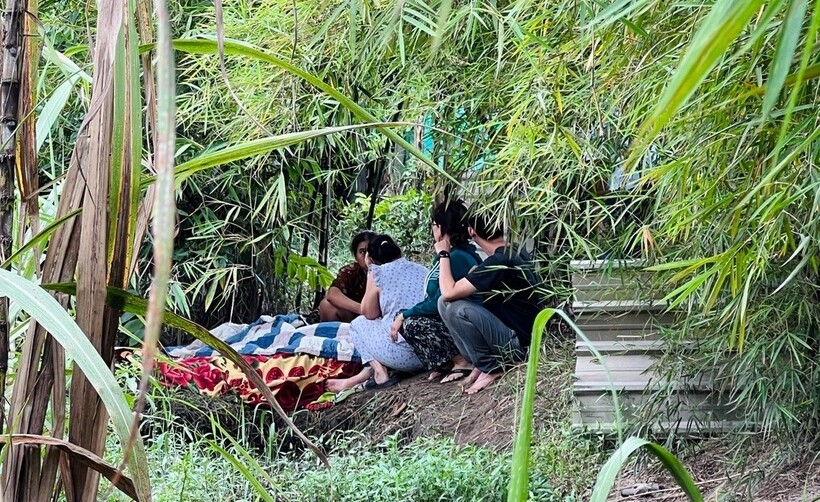 Hai anh em tử vong ở mương nước cách nhà vài mét. Ảnh: Dân trí