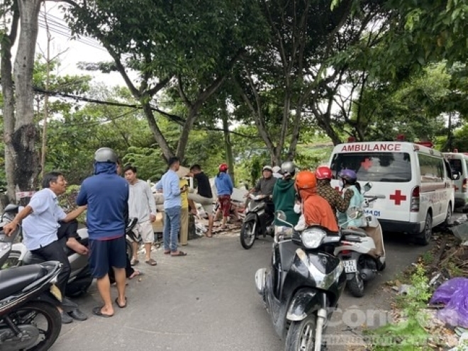 Người dân theo dõi vụ việc. Ảnh: Báo Công an TP.HCM