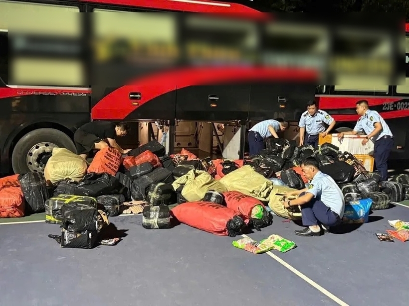 Lực lượng chức năng kiểm tra xe khách. Ảnh: Pháp luật TP.HCM