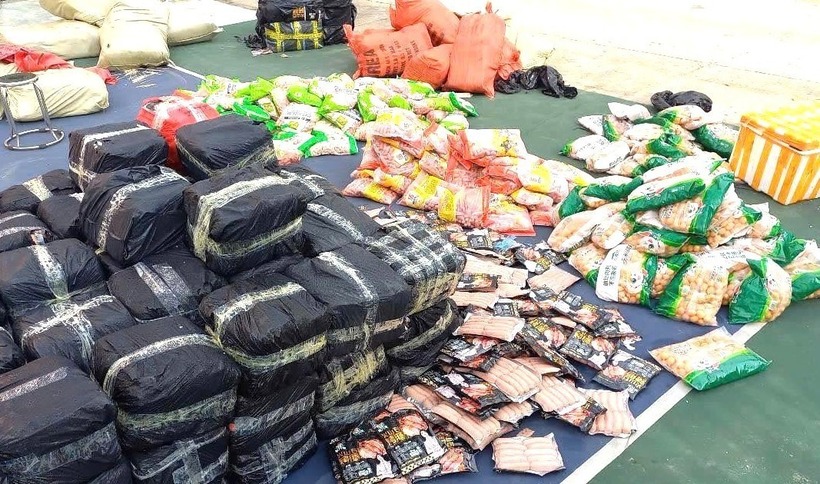 3 tấn thực phẩm đông lạnh gồm xúc xích, sủi cảo, thịt viên cùng nhiều loại khác, toàn bộ được đóng gói trong bao bì in chữ nước ngoài. Ảnh: Tiền phong