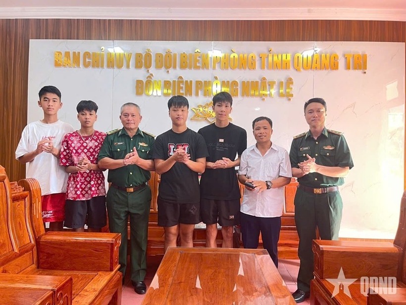 Anh Nguyễn Đức Thuận (thứ 2 từ phải qua) vui mừng nhận lại tài sản bị rơi.