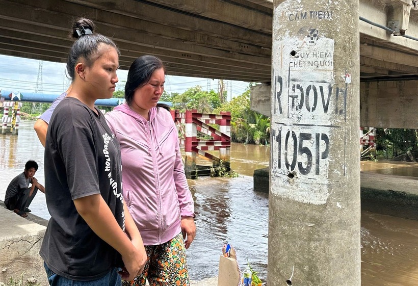 Người thân tập trung dọc bờ kênh, dõi mắt trông chờ, hy vọng L. trở về. Ảnh: Vietnamnet.