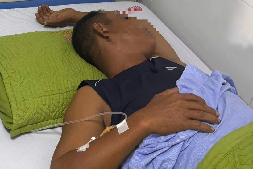 Ông Đ được đưa đến Bệnh viện Hữu nghị Cuba - Đồng Hới cấp cứu. Ảnh: Báo Dân trí.