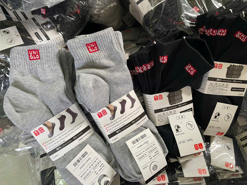Hàng chục nghìn đôi tất gắn nhãn hiệu nổi tiếng nhưng có dấu hiệu giả mạo bị tạm giữ.