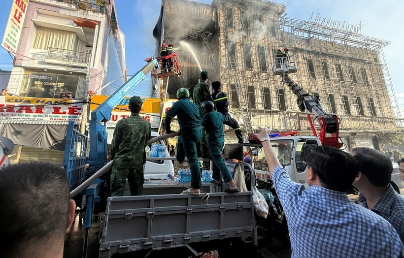 Vụ cháy làm thiệt hại hoàn toàn 2 ngôi nhà và thiệt hại một phần 1 chi nhánh ngân hàng. (Ảnh: VOV)