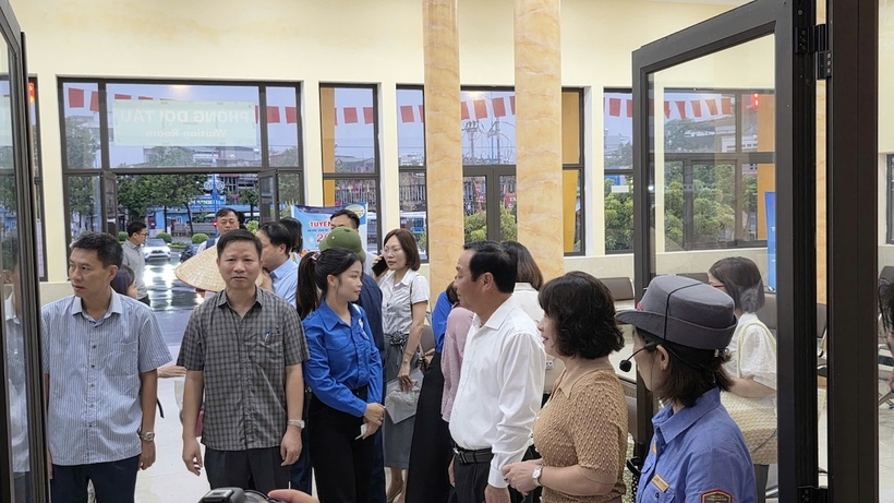 Cận cảnh chuyến tàu đầu tiên đưa đón cán bộ, viên chức Hải Phòng đi làm - 2