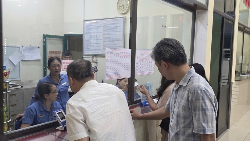 Hành khách mua vé tàu trực tiếp tại ga Hải Dương
