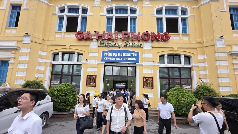 Chuyến tàu đầu tiên cập bến ga Hải Phòng