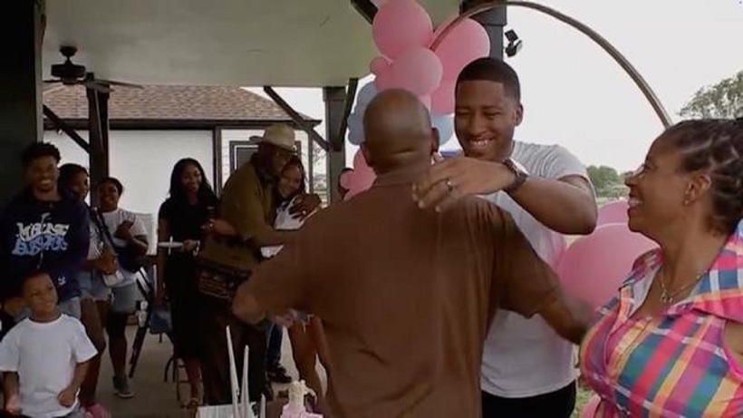 Những người thân trong gia đình vỡ òa hạnh phúc. Ảnh: CNN