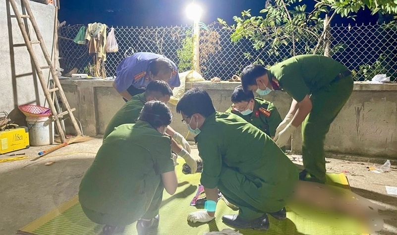 Kiểm sát viên Phòng 2, VKSND tỉnh Thanh Hoá kiểm sát khám nghiệm hiện trường. (Ảnh: Bảo vệ pháp luật)