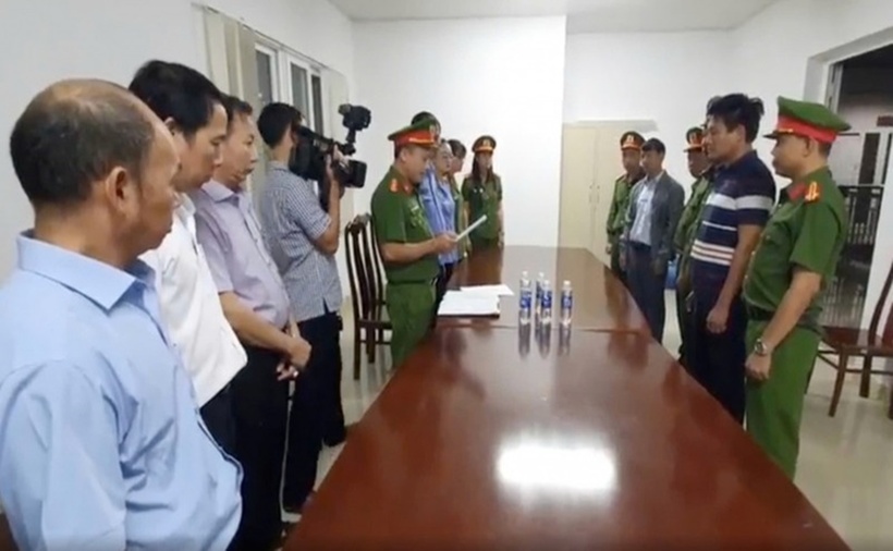 Cơ quan điều tra tiến hành tống đạt các quyết định khởi tố, bắt tạm giam 2 bác sĩ. (Ảnh: CAND)