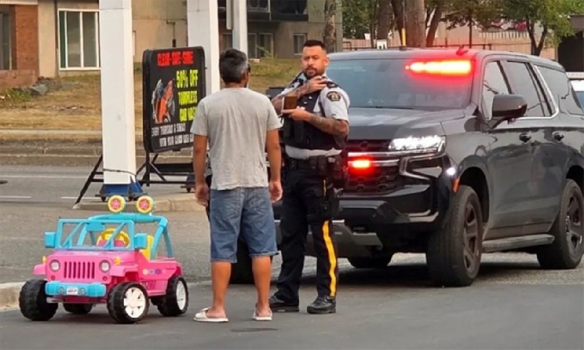 Người đàn ông lái xe đồ chơi trong tình trạng say xỉn. Ảnh: RCMP.