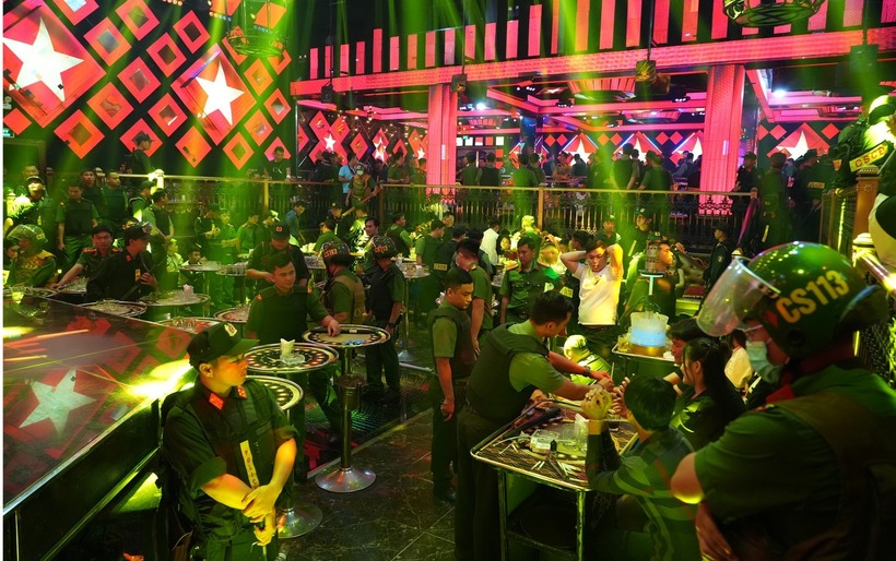 Gần 300 cảnh sát đột kích kiểm tra quán bar Paris Night Club, khuya 1/5. (Ảnh: VietnamNet)