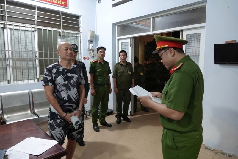 Cơ quan CSĐT Công an Bình Thuận thi hành lệnh bắt tạm giam Mạnh Trọng Toản, chủ quán bar. (Ảnh: Cơ quan công an)