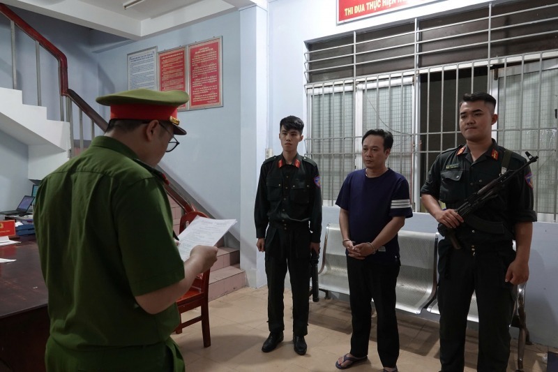 Cơ quan CSĐT Công an Bình Thuận thi hành lệnh bắt tạm giam Phạm Hoàng Minh. (Ảnh: Cơ quan công an)