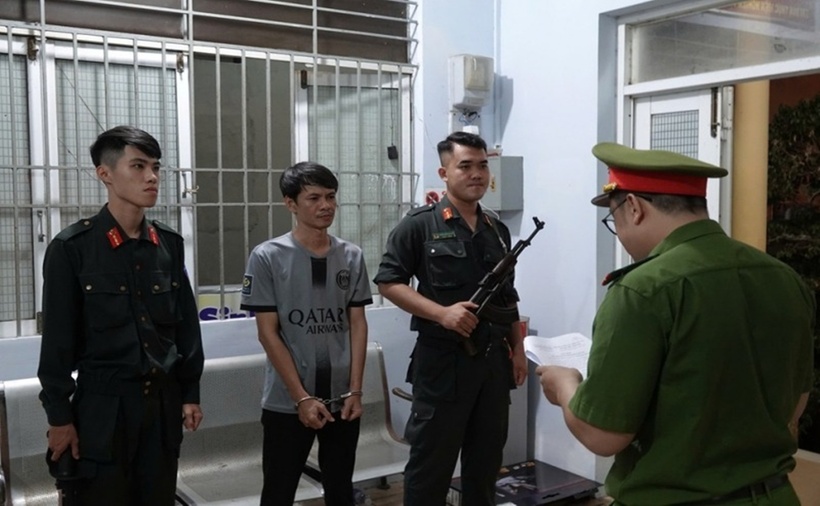 Cơ quan CSĐT Công an Bình Thuận thi hành lệnh bắt tạm giam Trần Mạnh Anh. (Ảnh: Cơ quan công an)