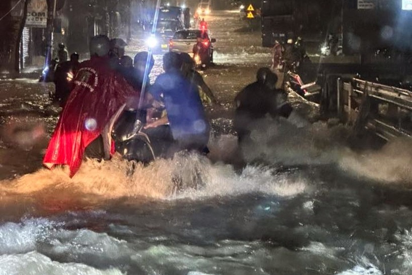 Mưa lớn, nước chảy xiết, ngập sâu tại khu vực TP Biên Hòa cũ. (Ảnh: Dân trí)