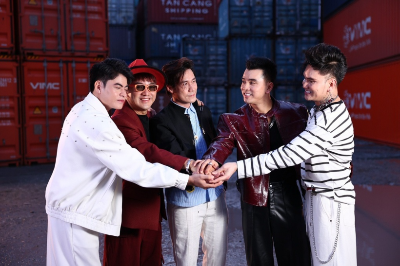 Nhóm Ngũ Hổ Tướng gồm 5 ca sĩ: Ưng Hoàng Phúc, Khánh Phương, Lâm Chấn Huy, Dương Ngọc Thái và Lưu Hưng (Ảnh: Nhóm nhạc Ngũ Hổ Tướng).