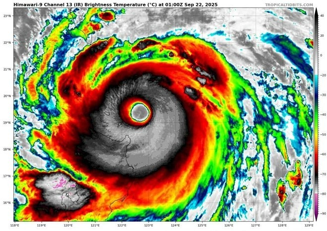 Mắt siêu bão Ragasa lúc 8h ngày 22/9. (Ảnh: Tropicaltidbits.com)