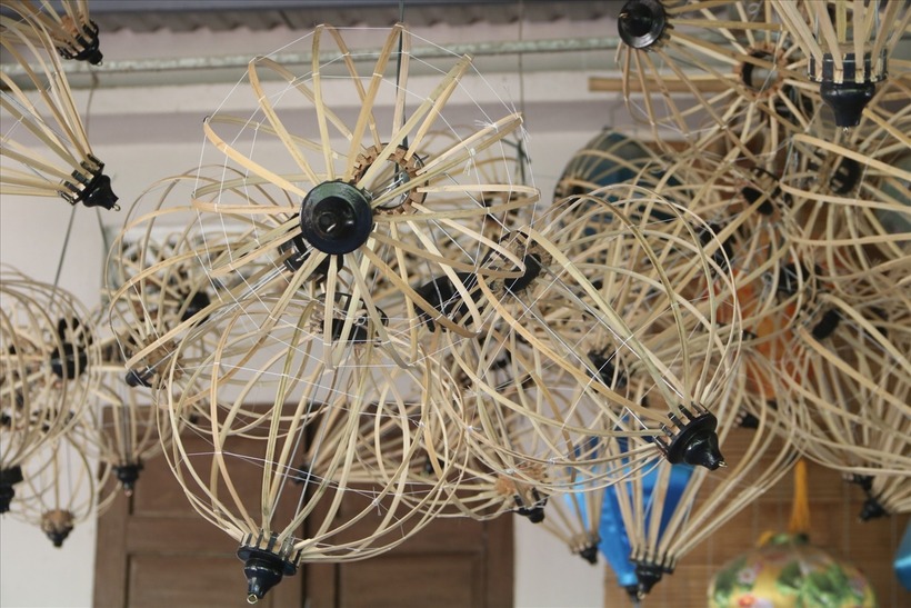 Những chiếc khung đèn lồng nhiều kích cỡ được tạo ra bởi những người thợ lành nghề. Ảnh: Dân tộc & Phát triển