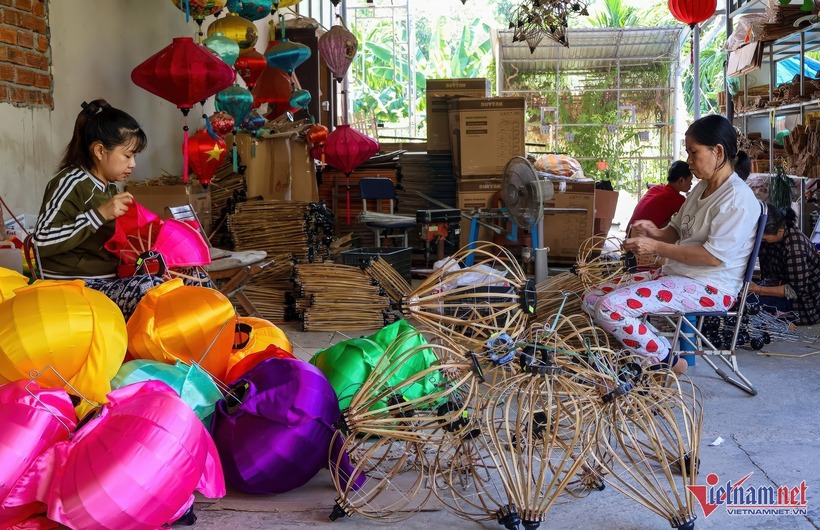 Cơ sở sản xuất đèn lồng của anh Hà luôn sôi động. Ảnh: VietNamnet