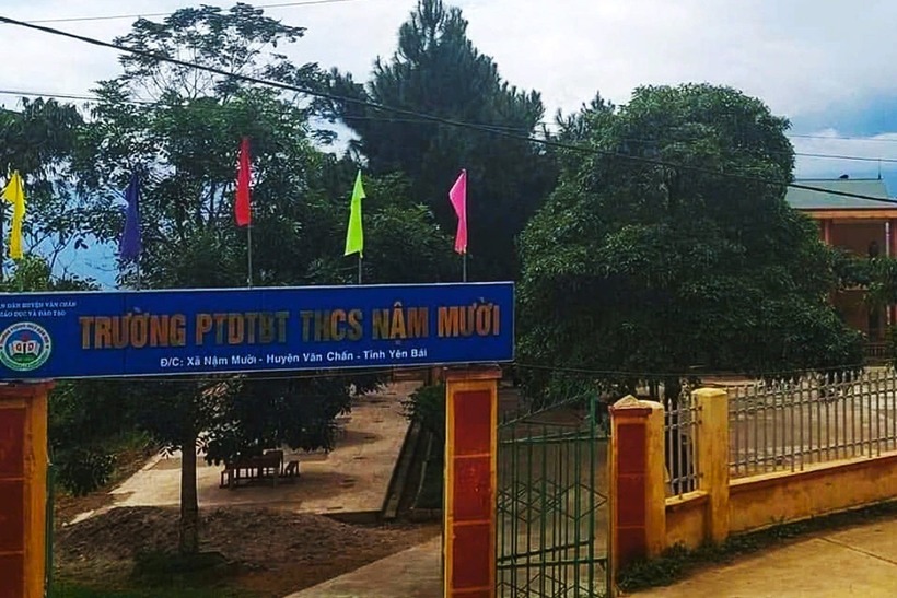 Cổng trường Phổ thông Dân tộc bán trú THCS Nậm Mười nơi xảy ra vụ việc. Ảnh: Vietnamnet