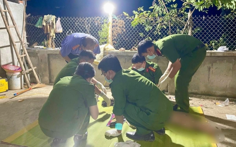 Lực lượng chức năng tiến hành khám nghiệm hiện trường vụ việc bé gái bị sát hại bỏ vào bao tải. Ảnh: VKSND tỉnh Thanh Hóa