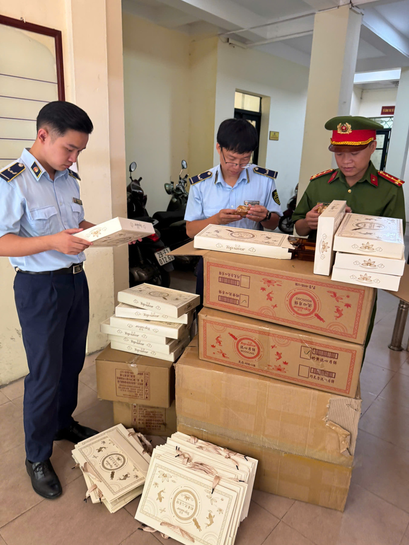 Lực lượng Quản lý thị trường kiểm tra, phát hiện bánh Trung thu không rõ nguồn gốc tại cơ sở kinh doanh.