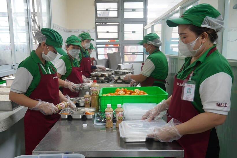 Đơn vị cung cấp suất ăn chuẩn bị bữa trưa cho học sinh theo thực đơn từ Dự án.