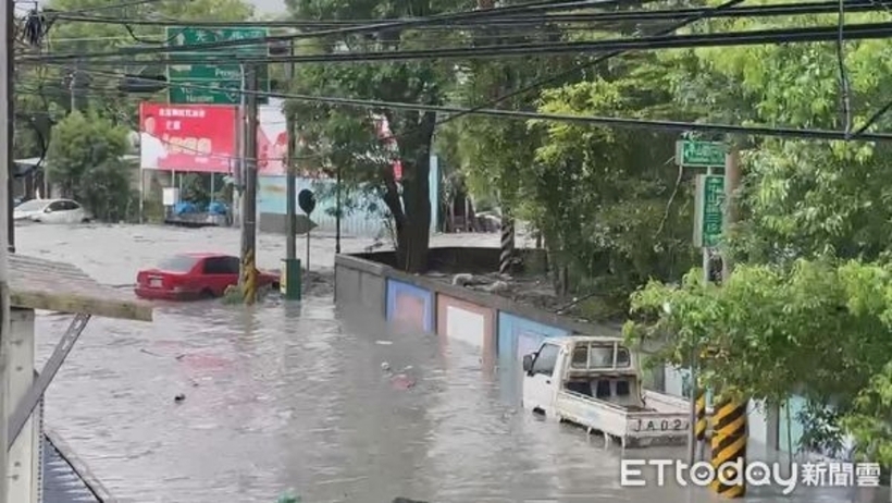 Siêu bão Ragasa: Kinh hoàng bùn đất cuồn cuộn tràn qua đập chắn khiến cả thị trấn ở Trung Quốc chìm trong nước bẩn đen ngòm - 2