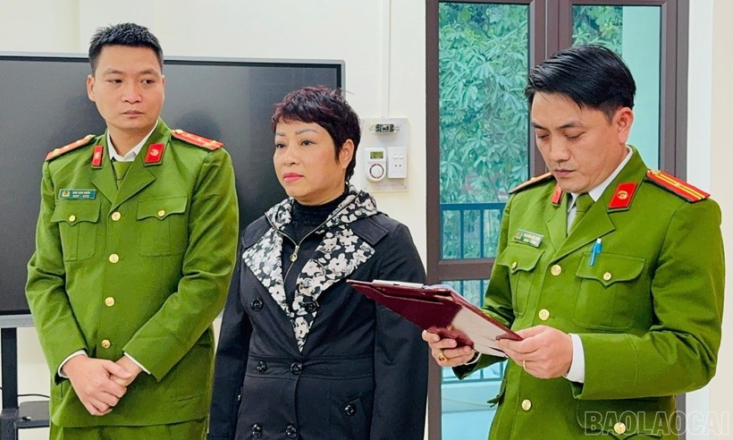 Công an thi hành quyết định khởi tố bị can và bắt tạm giam đối tượng Nguyễn Kim Anh. (Ảnh: Báo Lào Cai)