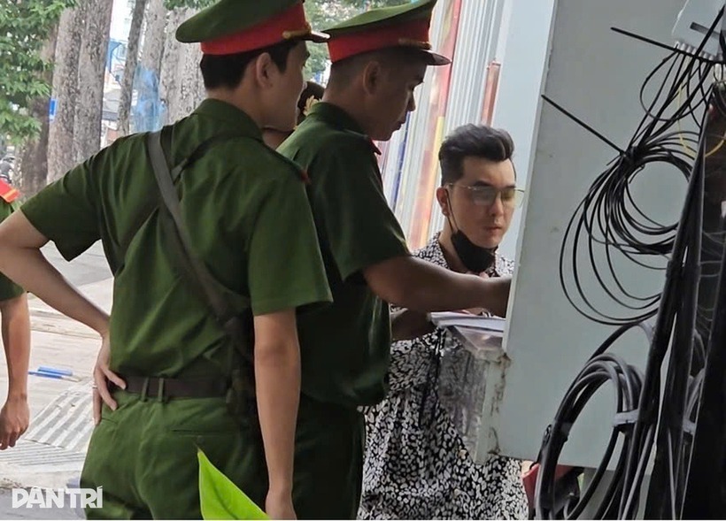 Ca sĩ Ưng Hoàng Phúc đến trụ sở Công an TPHCM làm việc (Ảnh: Dân Trí)