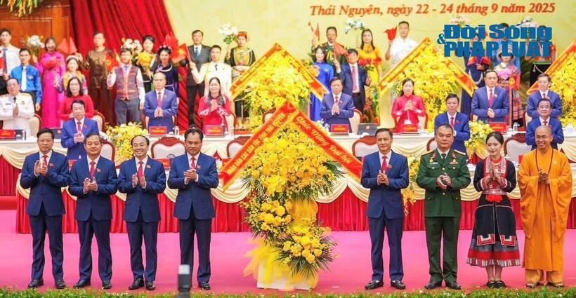 Đại hội vinh dự đón nhận lẵng hoa chúc mừng của Nhân dân các dân tộc tỉnh Thái Nguyên