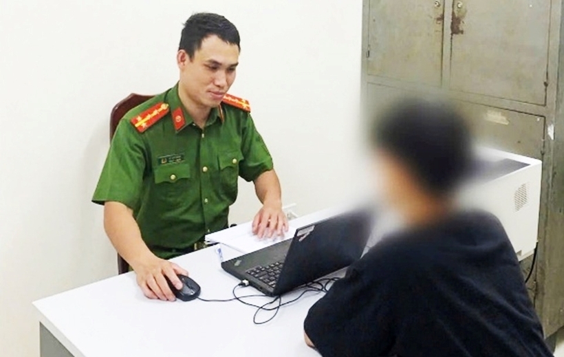 Công an phường Phú Lương, Hà Nội giải cứu nam sinh viên khỏi bẫy “bắt cóc online”. Ảnh: VOV