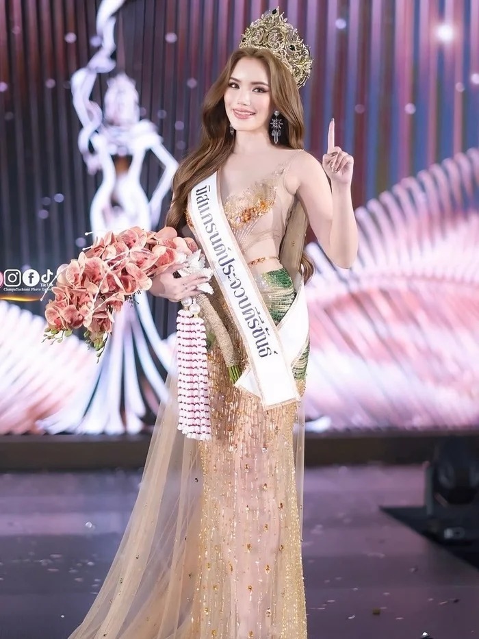 Miss Grand Prachuap Khiri Khan 2026 bị tước vương miện chỉ sau một ngày đăng quang. Ảnh: Sao Star