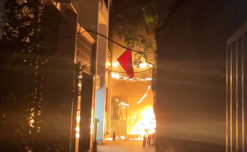 Lửa bùng lên dữ dội tại căn nhà 2 tầng. (Ảnh: VietnamNet)