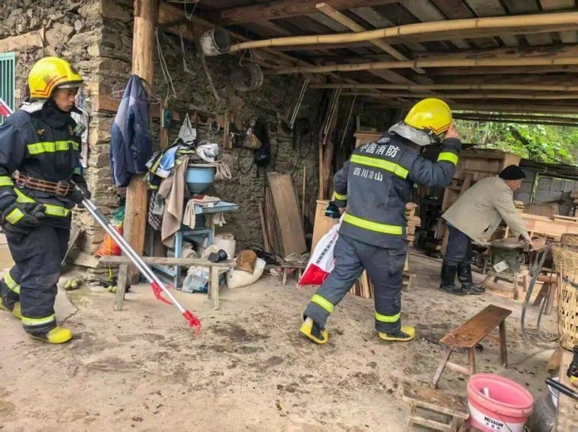 Đội cứu hộ và cứu nạn phòng cháy chữa cháy huyện Miễn Ninh có mặt, mang theo dụng cụ chuyên môn để bắt rắn. Ảnh: Sohu.