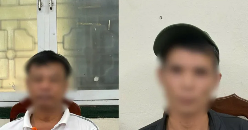 Hai tài xế xích lô "chặt chém" khách nước ngoài tại trụ sở Công an. (Ảnh: CA)