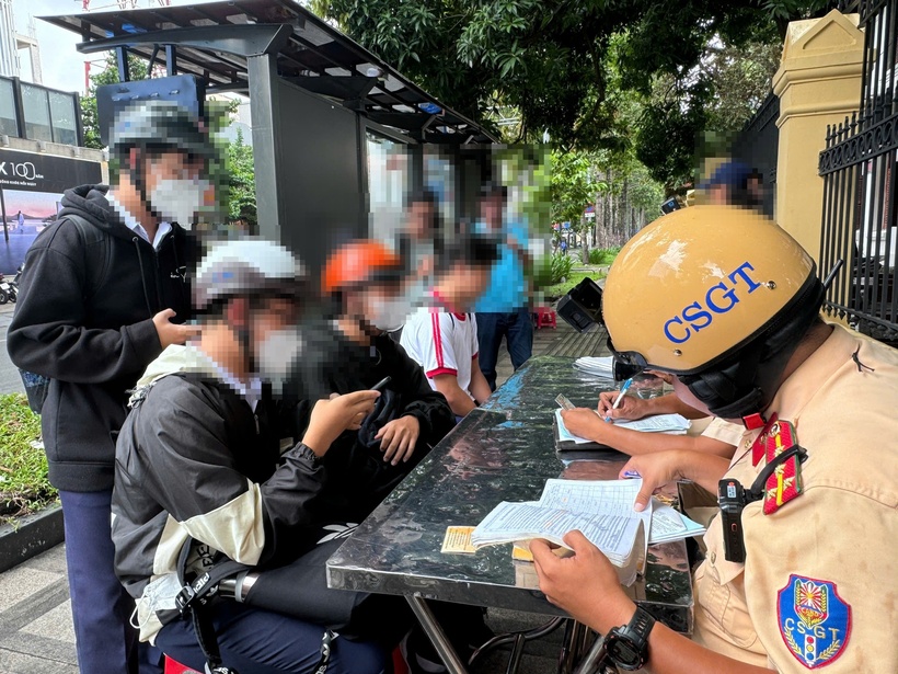 CSGT xử lý học sinh vi phạm. Ảnh: Báo Xây dựng