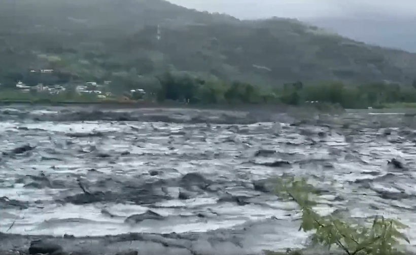 Lượng bùn đất khổng lồ bất ngờ đổ xuống các khu vực hạ lưu khiến đường phố nhanh chóng bị nhấn chìm trong dòng nước đục ngầu. Ảnh:  ETToday