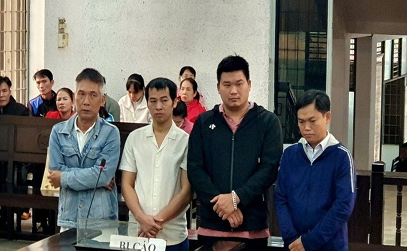 Các bị cáo tại phiên tòa sơ thẩm. (Ảnh: Người lao động)